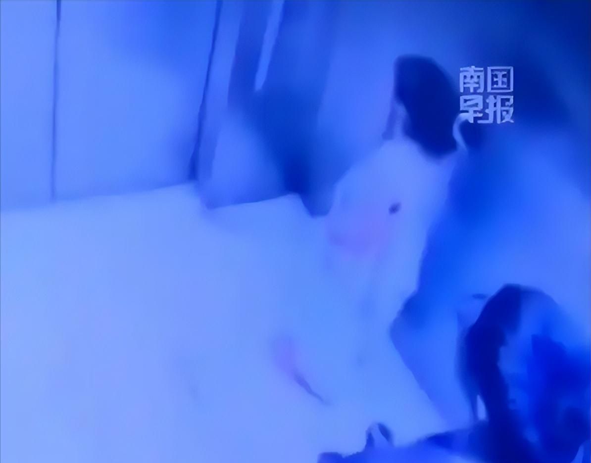 法国队终于要登场了!比赛前夕法国球迷齐聚纽约时代广场